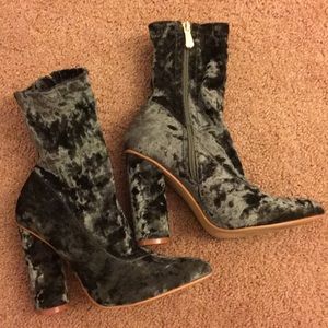 SOLD 🎉🎉🎉Green velvet sock boots